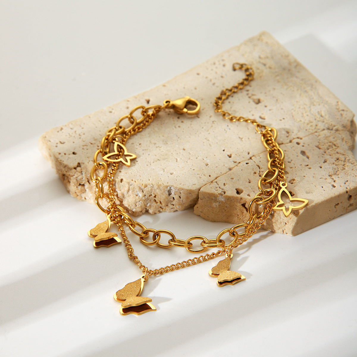 Bracciale Trendy con Ciondolo Farfalla a Doppio Strato in Acciaio Inossidabile Placcato Oro 18K da Donna