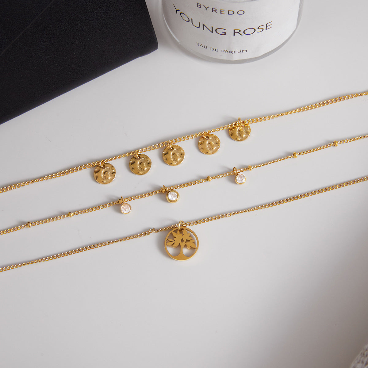 Collar minimalista geométrico de acero de titanio para mujer con acabado chapado y colgante de acero inoxidable