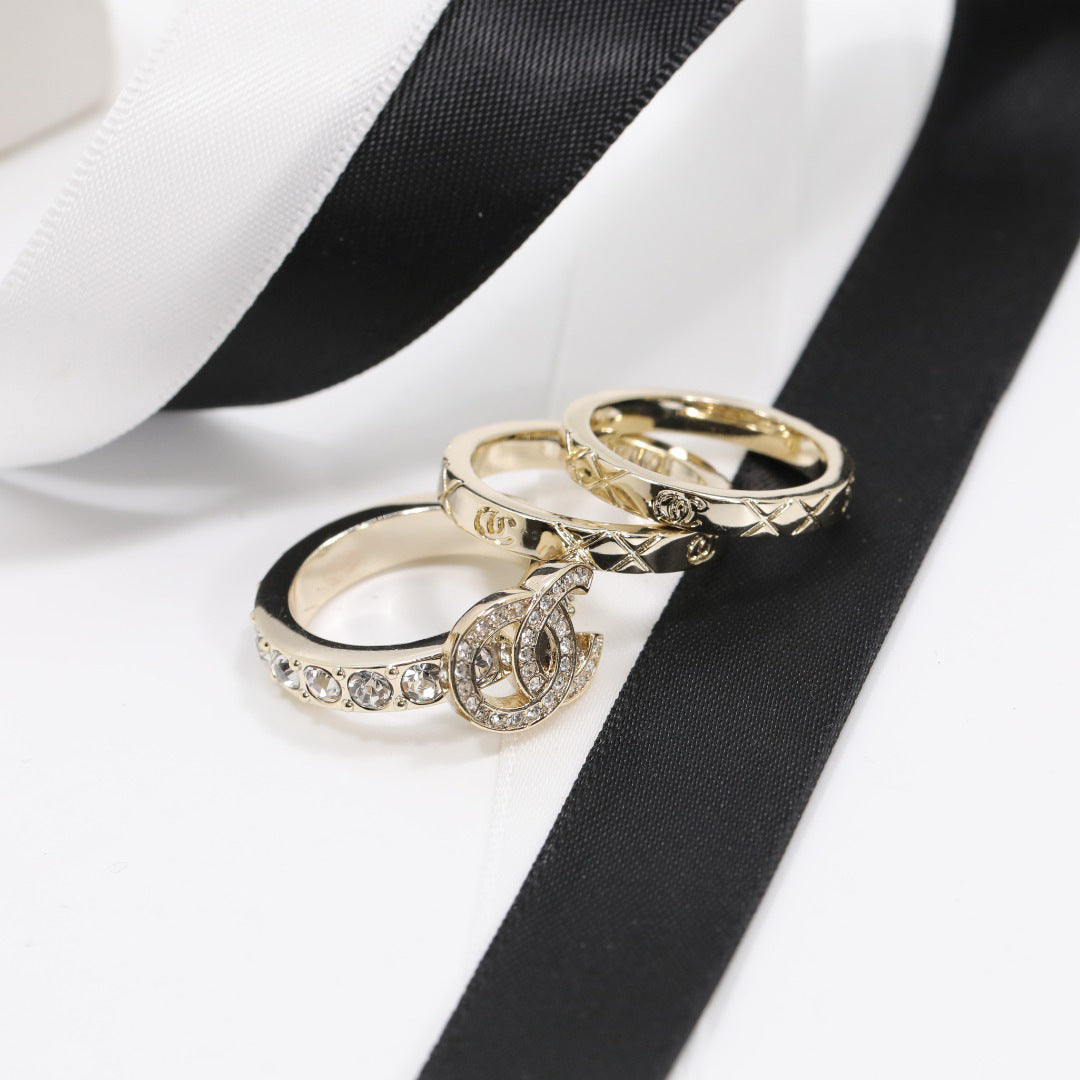 Anello a doppia lettera C in ottone placcato oro di lusso con strass e motivo trapuntato
