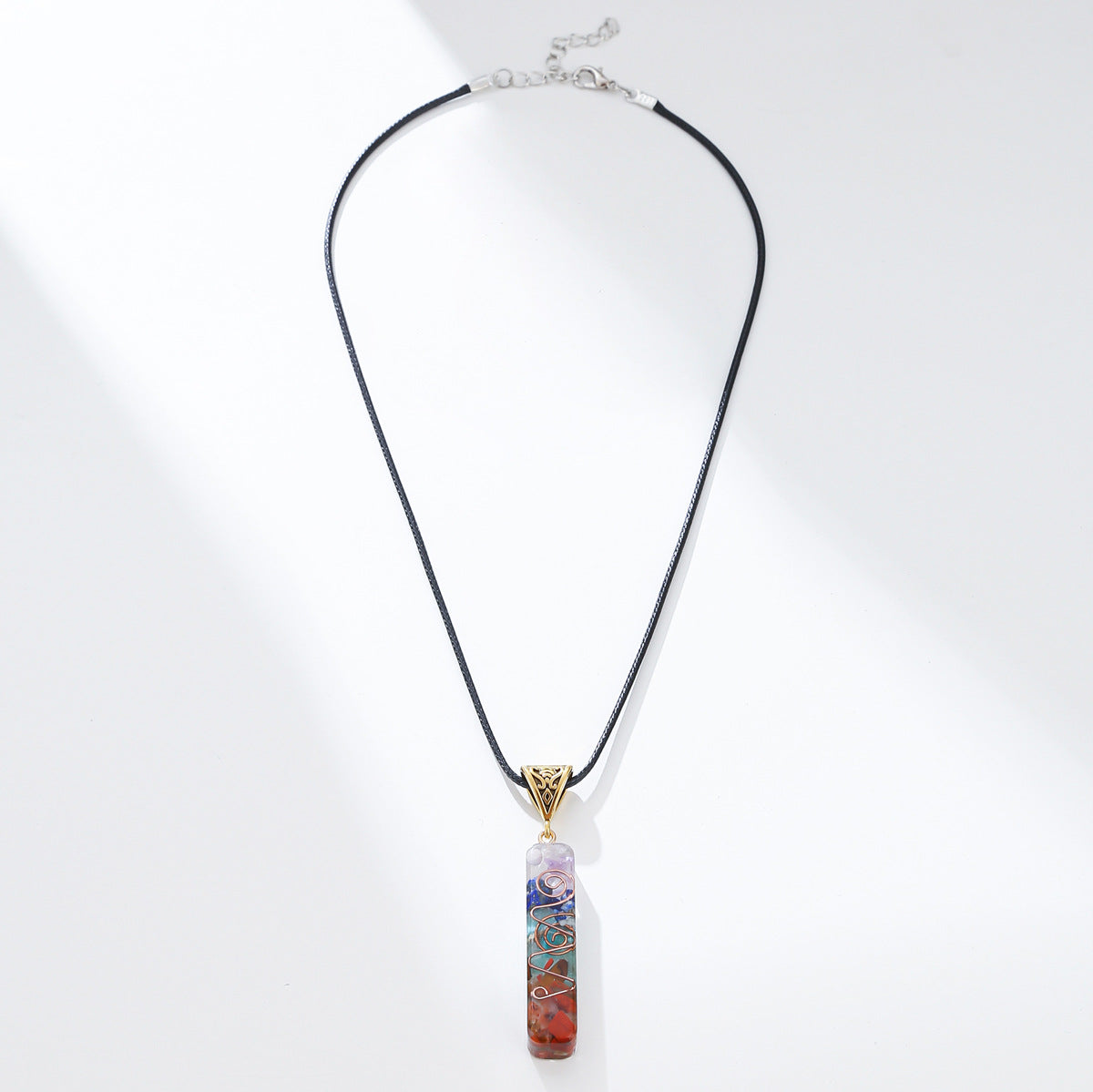 Collana a sospensione geometrica minimalista con catena in metallo galvanizzato e intarsi di pietre preziose miste da donna