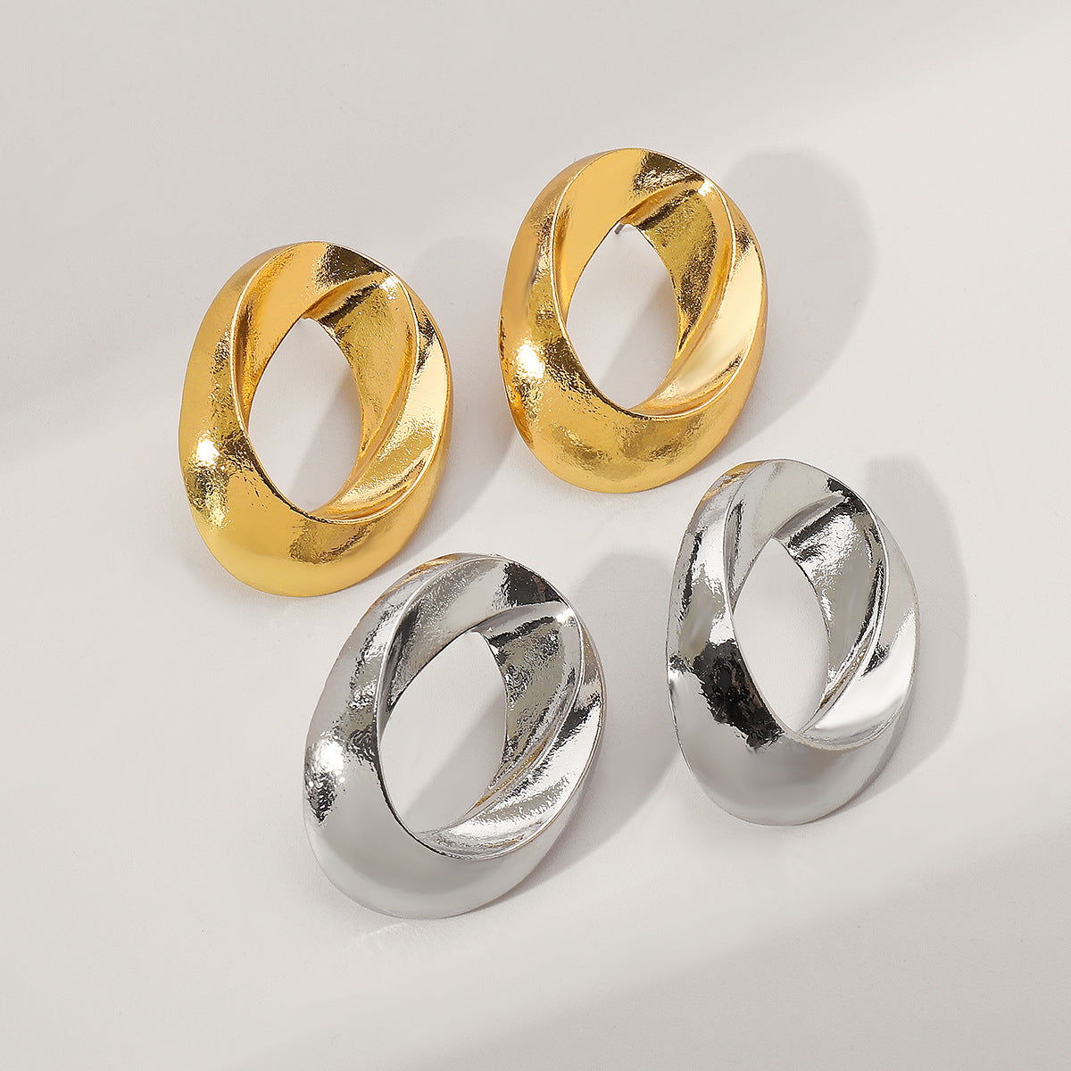 Orecchini a cerchio in metallo geometrici vuoti retrò dolci e audaci e collana con ciondolo in cordino di cera nera regolabile da donna