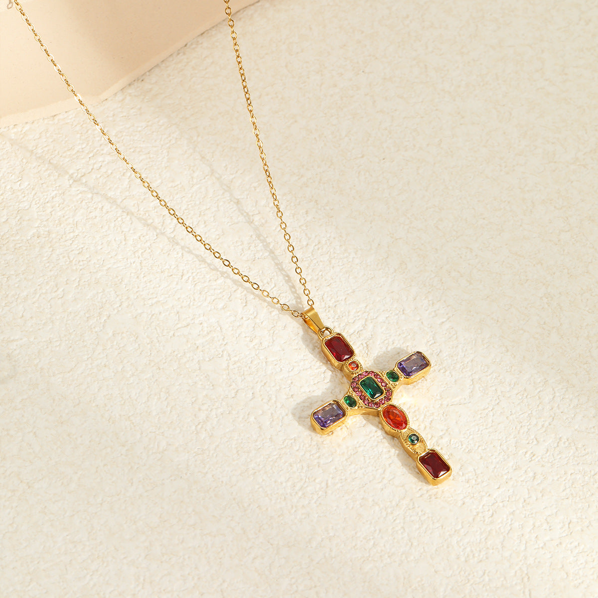 Collar con colgante de cruz geométrica estilo vintage de acero inoxidable con incrustaciones de circonitas de colores para mujer