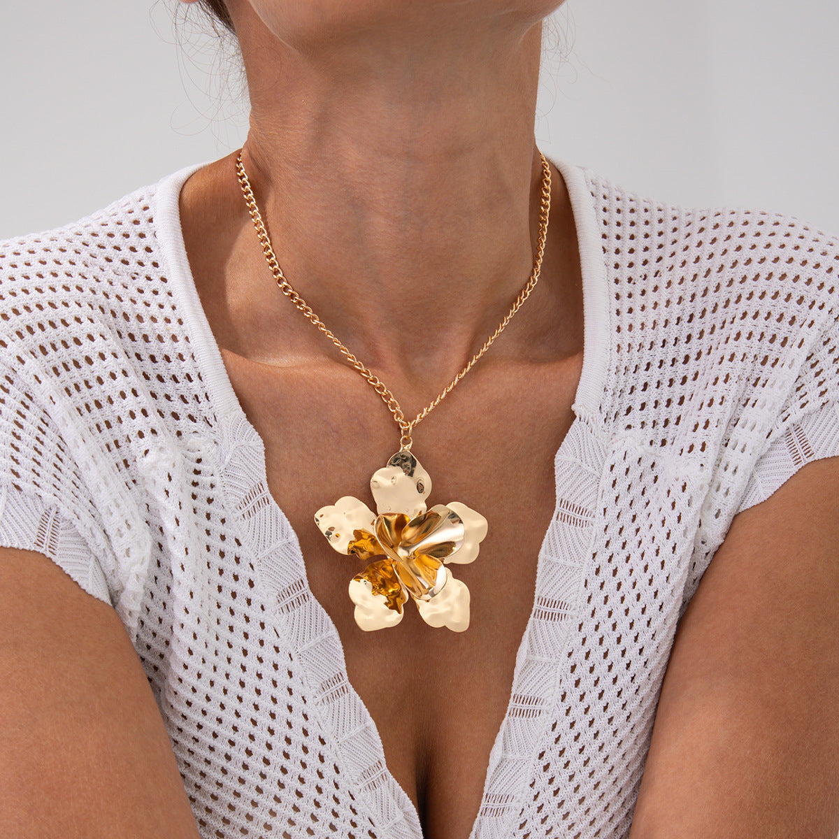 Collana con ciondolo floreale vintage esagerato con design a fiori piegati in metallo 3D e finitura galvanizzata per donna