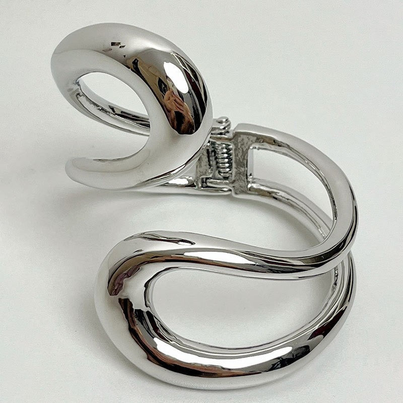Pulsera de metal con patrón de cuadrícula geométrica de tono frío minimalista con acabado galvanizado para mujer