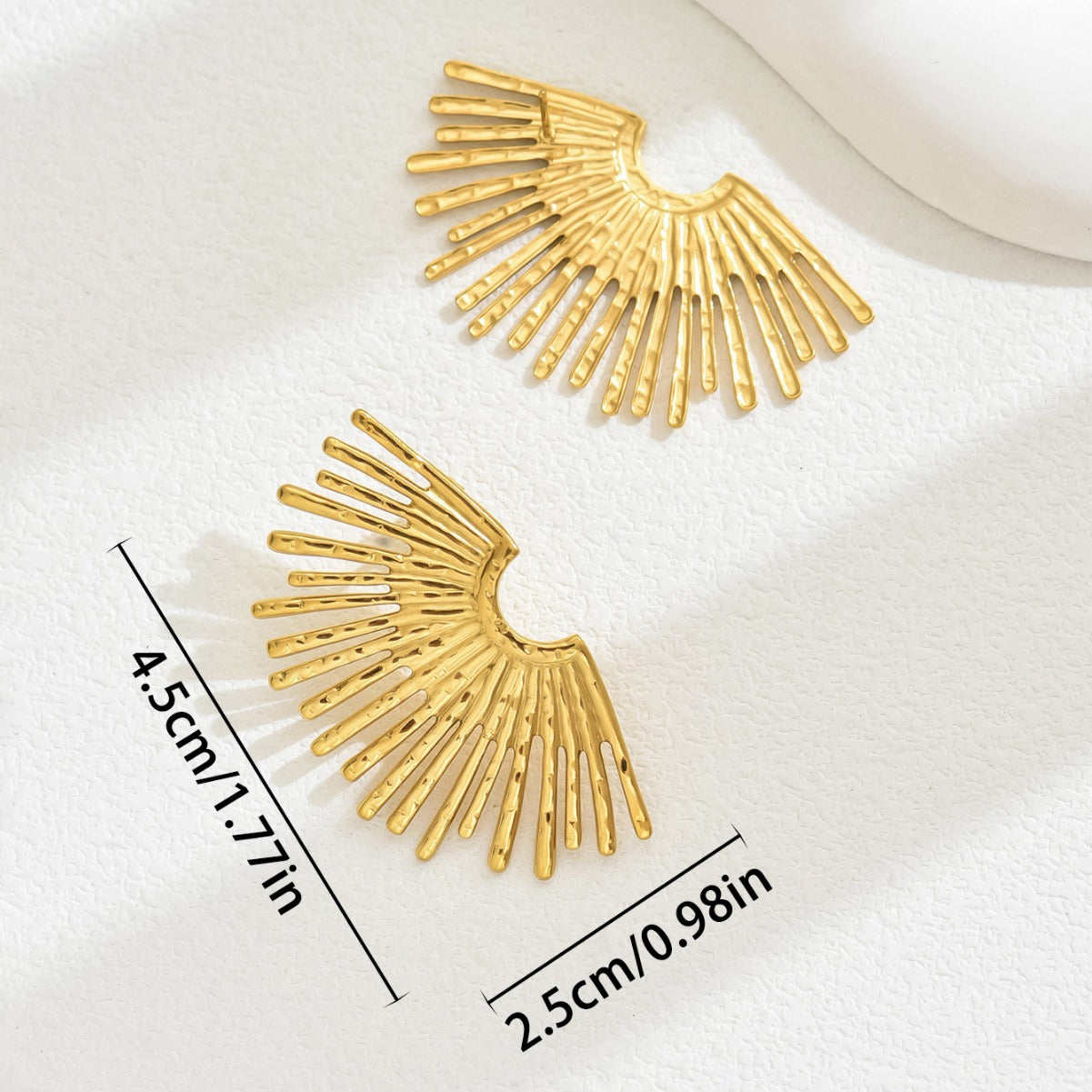Pendientes de tuerca de aleación con forma de abanico geométrico de lujo ligero con chapado en oro de 18 quilates para mujer