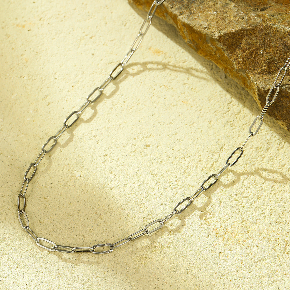 Collar de Hoja de Acero Inoxidable Minimalista para Mujer con Acabado Chapado y Cadena a la Altura de la Clavícula