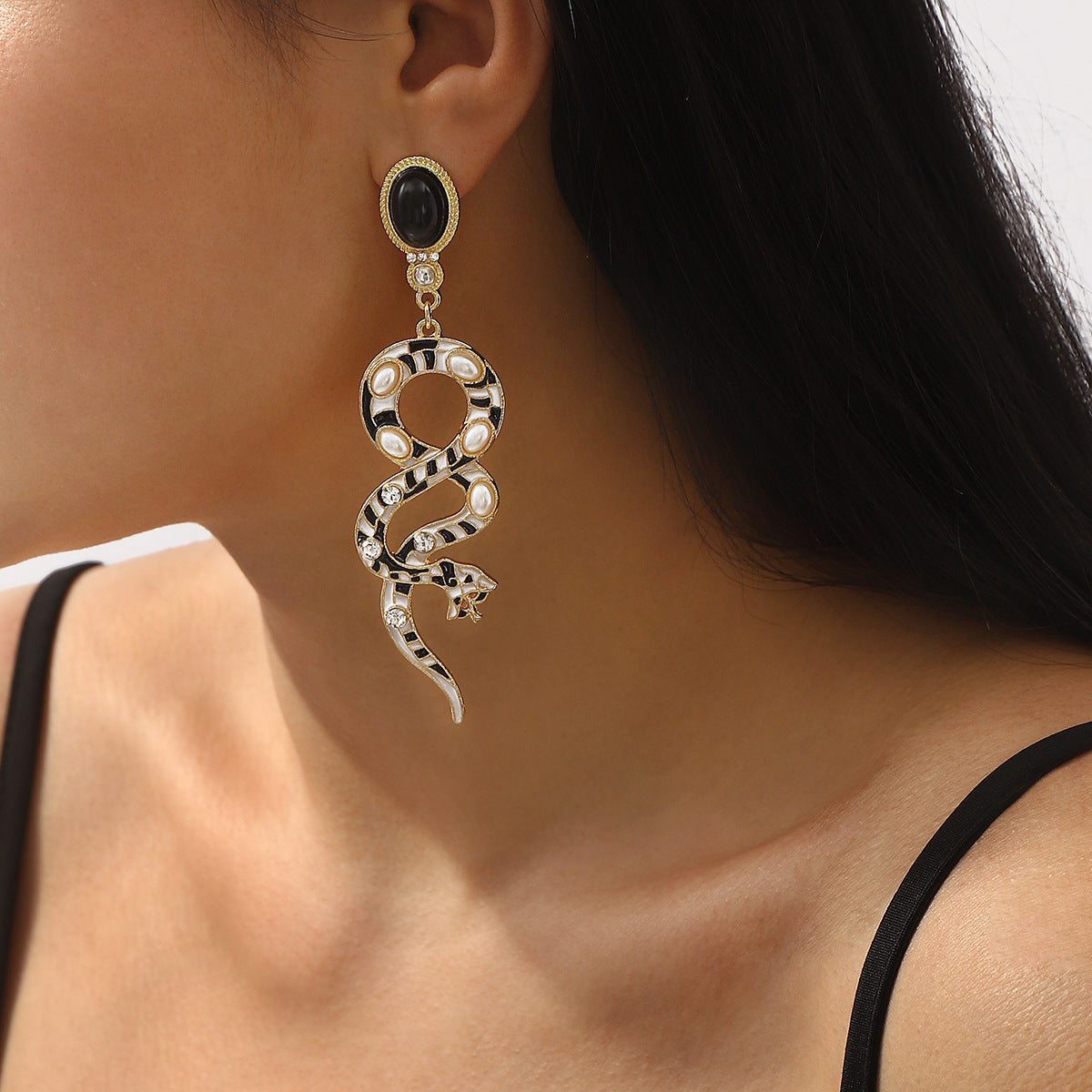 Orecchini a forma di serpente vintage in lega con finitura smaltata e accenti di strass e perle simulate per le donne
