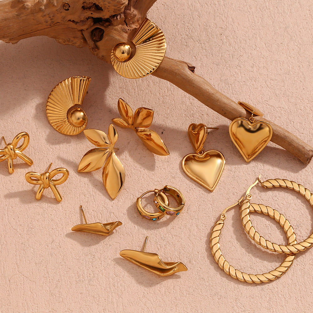 Orecchini a perno da donna Fashion OL minimalisti in acciaio inossidabile placcato oro 18K a forma di cuore, fiore e ventaglio