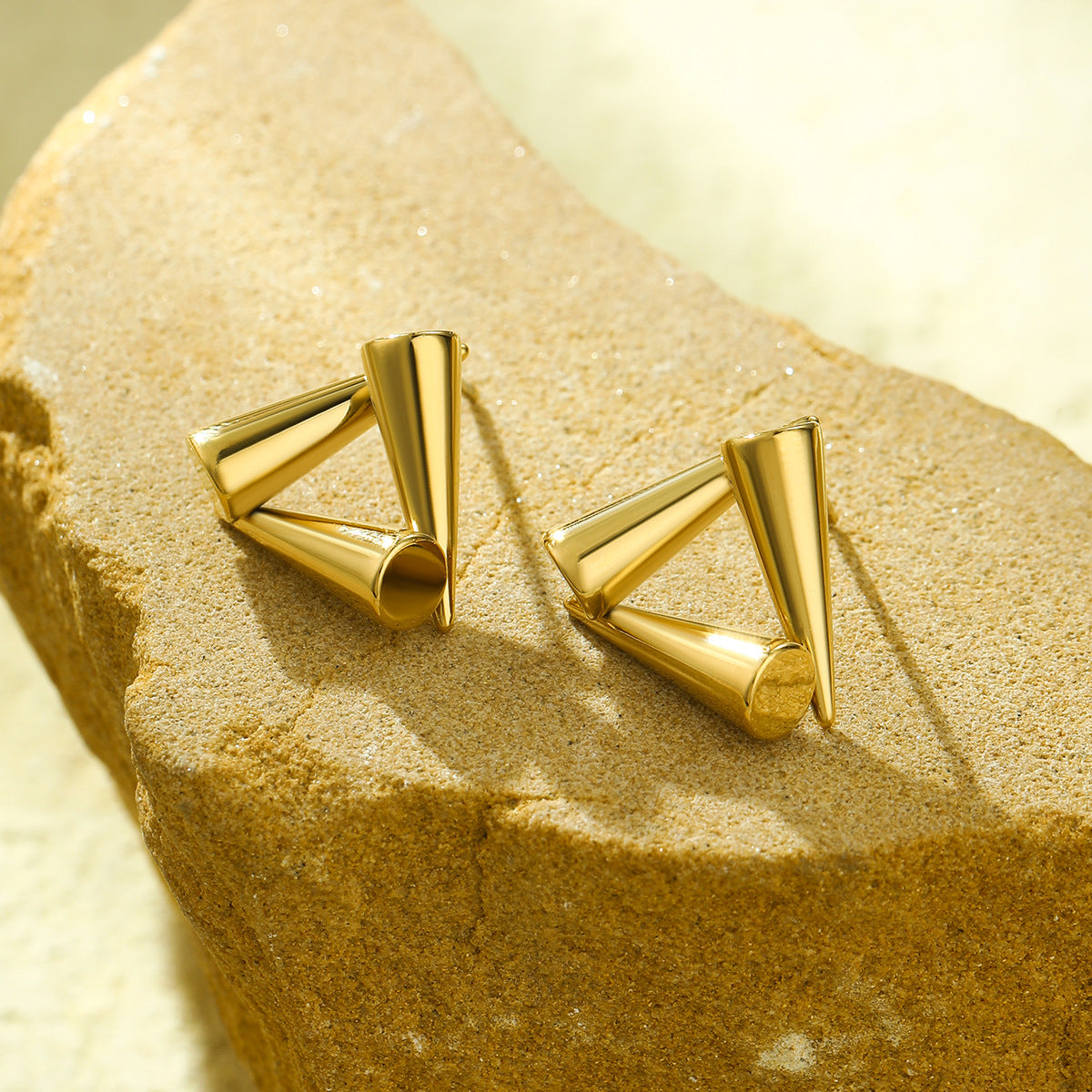 Pendientes de acero inoxidable geométricos minimalistas con diseño en forma de cono, galvanizados para un uso diario elegante y versátil