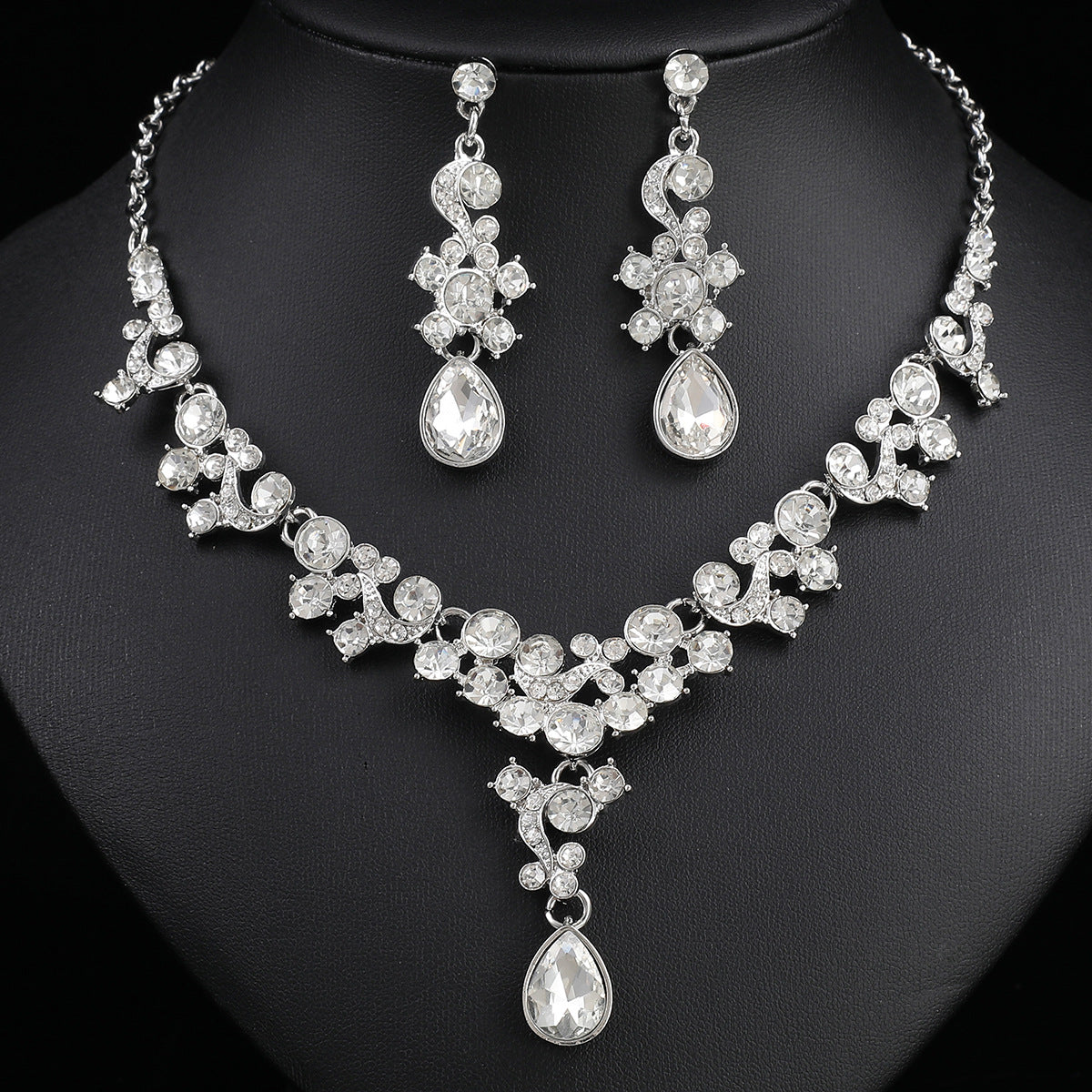 Set de collar con colgante de aleación en forma de corazón con diseño floral a la moda, incrustaciones de diamantes de imitación y baño de oro para mujer, con cadena tipo O y pendientes a juego