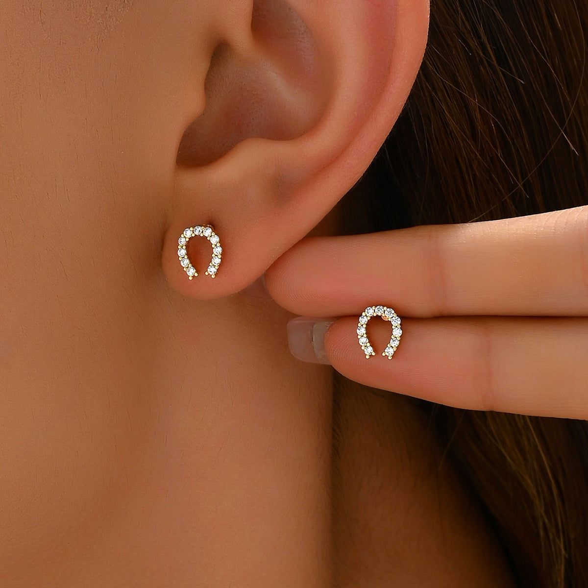 Aretes Minimalistas Geométricos en Forma de U para Mujer con Incrustaciones de Circonita y Postes de Acero Inoxidable