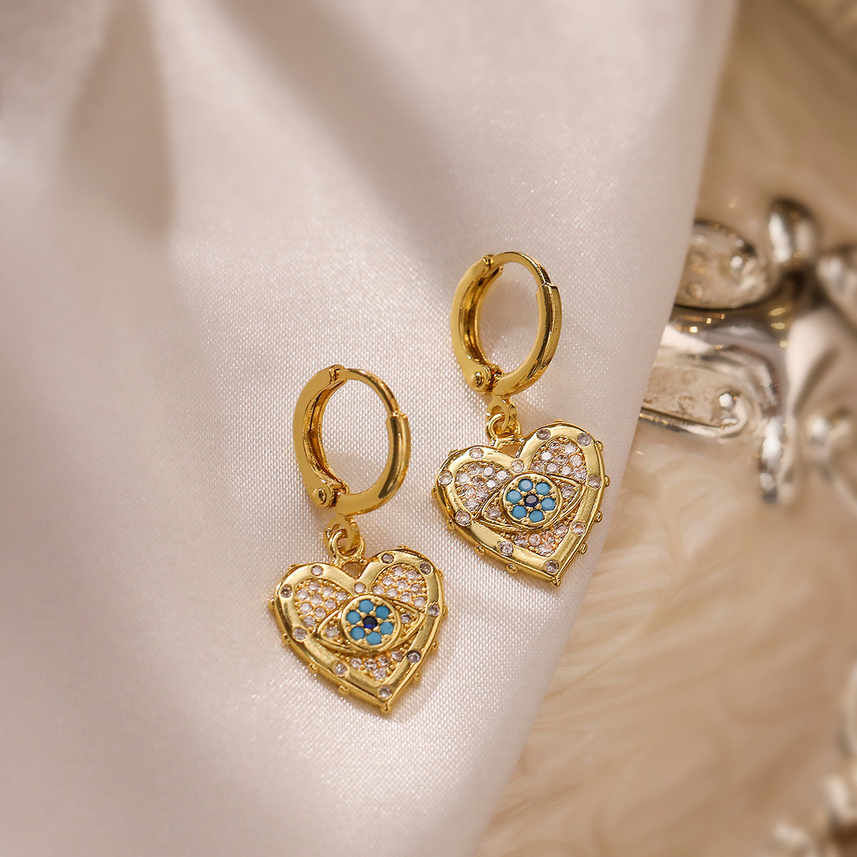 Set di collana e orecchini a cuore con occhio di Allah minimalista in rame con intarsio di zirconi