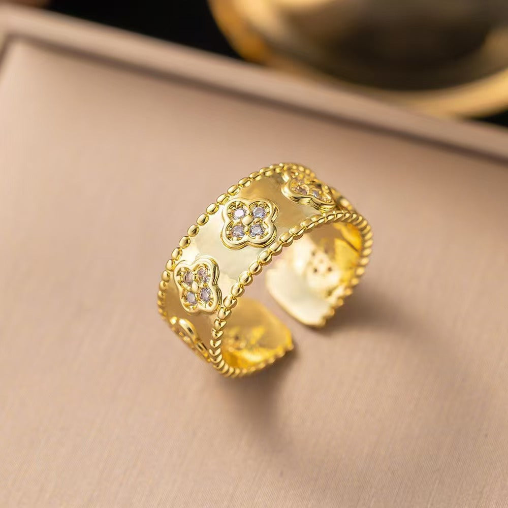 Collana di Lusso da Donna con Quadrifoglio Caleidoscopio e Strass Micro-Incastonati in Acciaio al Titanio con Catena a O