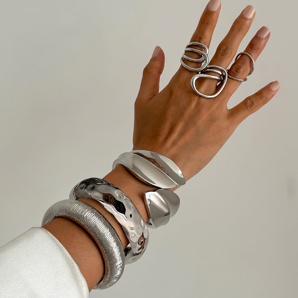 Bracciale irregolare in lega lucida a forma di foglia con bracciale aperto a strisce testurizzate