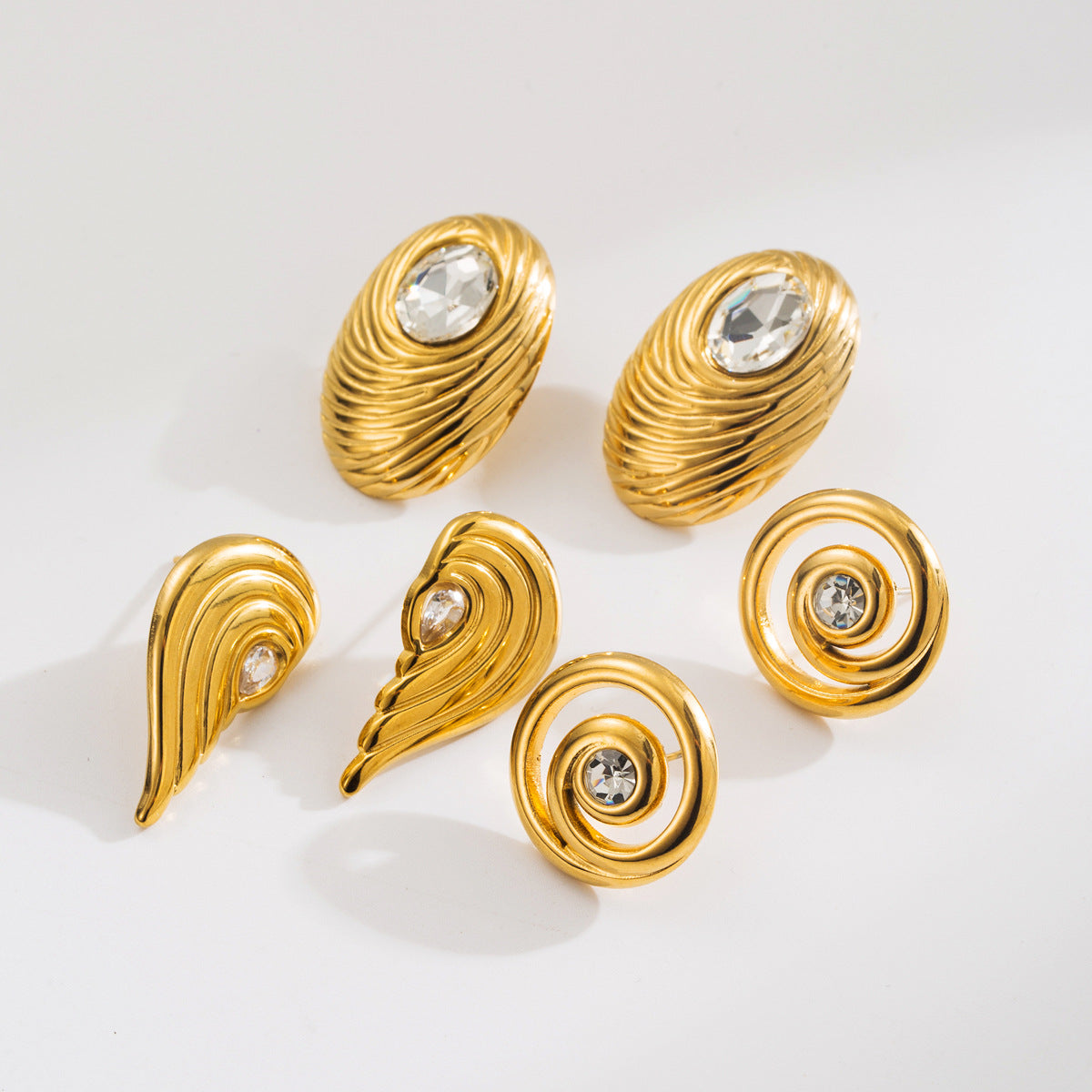Orecchini vintage geometrici in acciaio inossidabile con placcatura in oro 14K e intarsio di strass