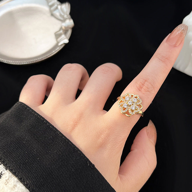 Anello Minimalista a Trifoglio in Rame con Intarsio di Strass e Finitura Placcata per Uomo e Donna