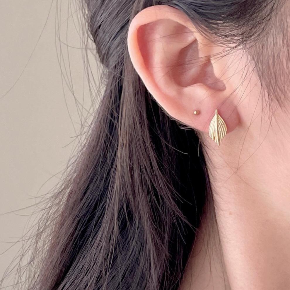 Pendientes de tuerca minimalistas chapados en oro con forma de hoja de plata de ley 925 para mujer