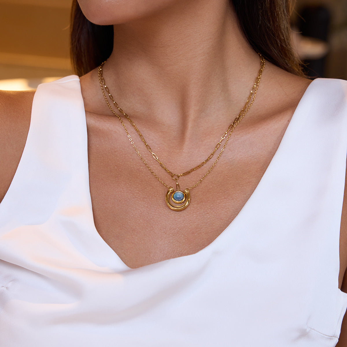 Elegante collar con colgante geométrico de temática ecuestre en acero de titanio con acabado chapado para mujer