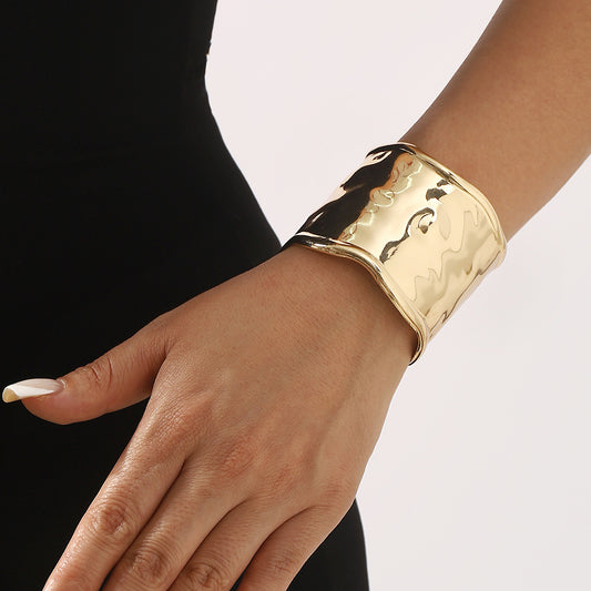 Bracciale a cerchio irregolare vintage da donna, geometrico, largo, liscio, lucido in ferro con finitura galvanizzata
