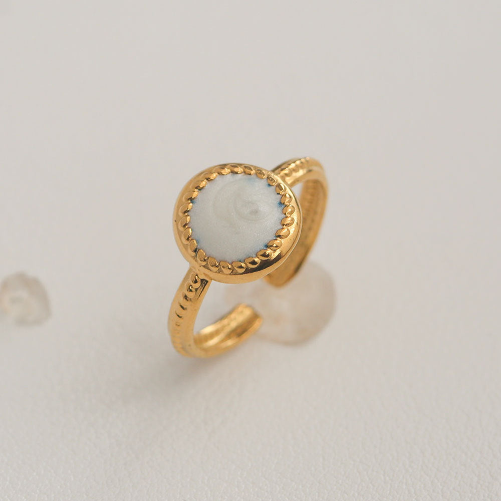 Anillo minimalista de acero de titanio con forma de girasol para mujer, con banda abierta ajustable y acabado chapado en oro
