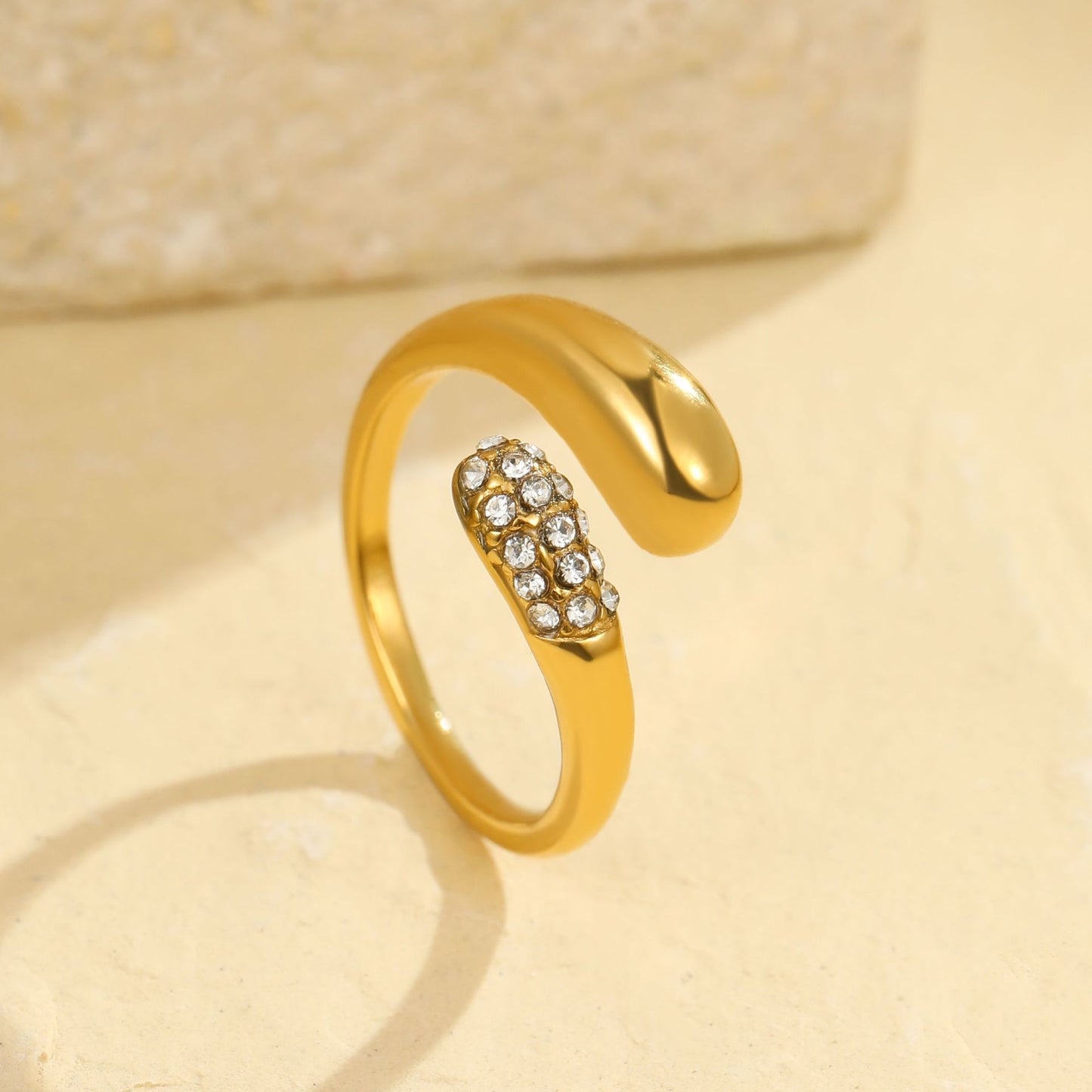 Anillo minimalista geométrico de acero inoxidable con diseño asimétrico y acabado chapado para mujer