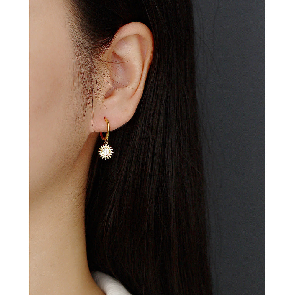 Orecchini a cerchio in argento sterling 925 con intarsi floreali a girasole e strass