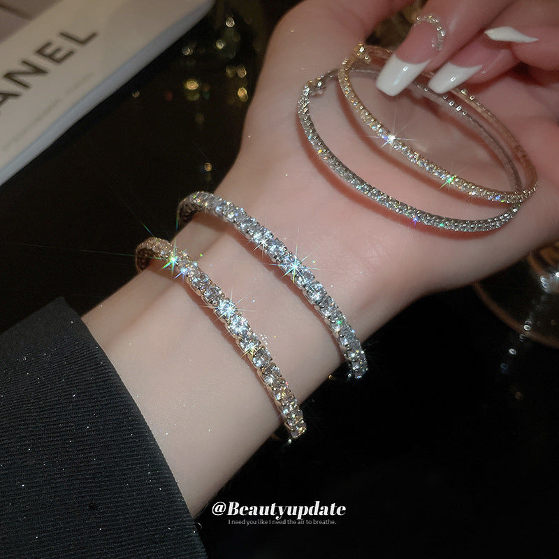Bracciale rigido aperto da donna minimalista ed elegante in rame con intarsio di strass