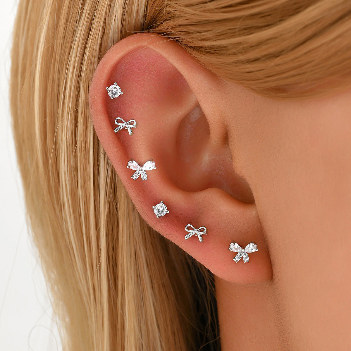 Pendientes de Cobre en Forma de Lazo Dulce y Minimalista con Incrustaciones de Zirconia y Postes de Acero Inoxidable para Mujer