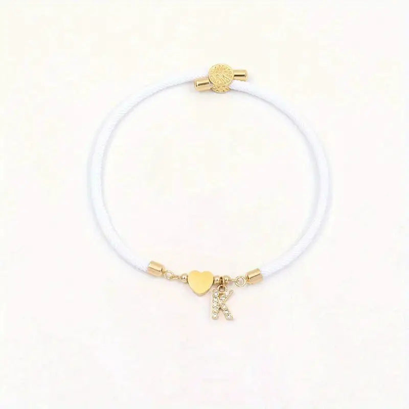 Pulsera minimalista de circonita cúbica con corazón de letra chapada en latón y cordón ajustable