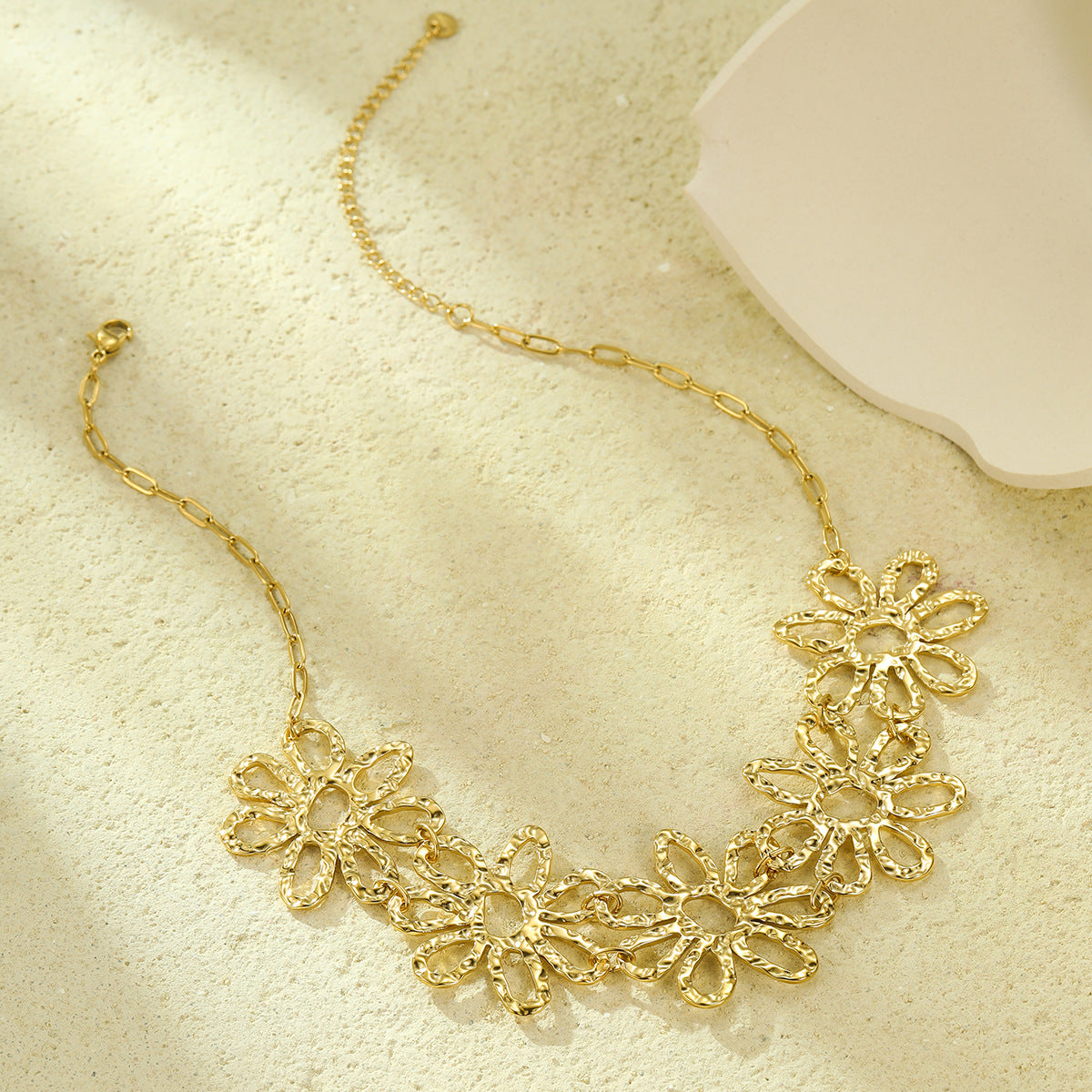 Collana con ciondolo a petalo floreale irregolare, vintage elegante, traforato, da donna, in acciaio inossidabile placcato, leggero, versatile, gioiello di tendenza