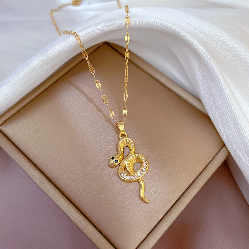 Elegante Collana da Donna con Ciondolo Geometrico Micro-Pavé in Acciaio al Titanio Delicata Catena alla Clavicola con Intarsio di Strass