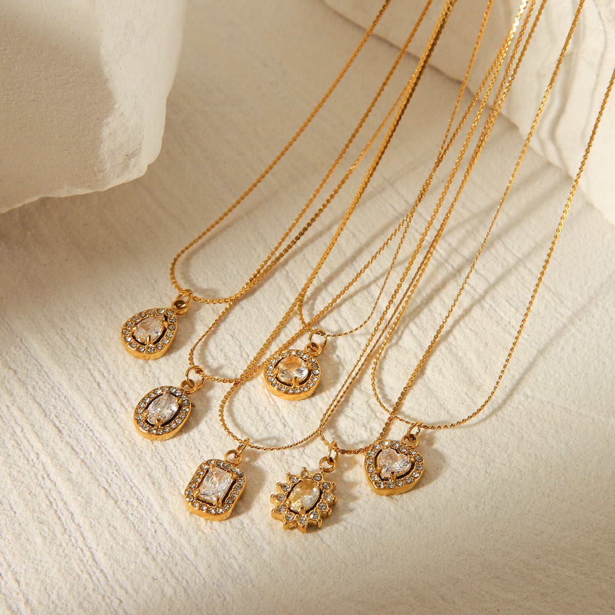 Fashion Ins Style 18K Gold Plated Geometric Heart Stainless Steel Necklace for Women with Rhinestone Inlay