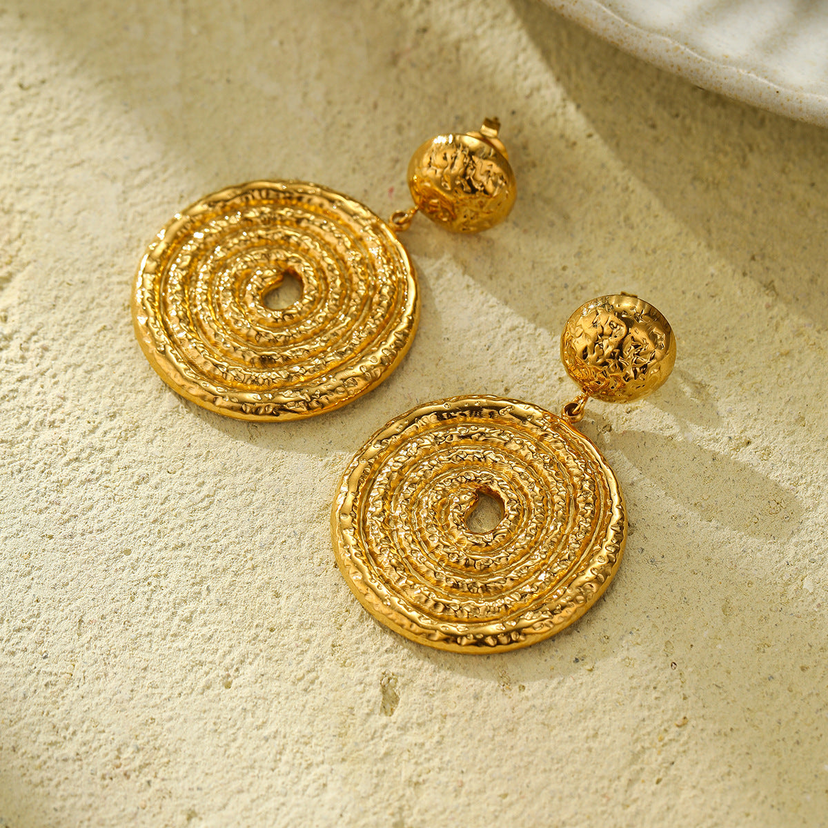 Pendientes de Acero de Titanio con Disco Espiral Hueco Estilo Vintage para Mujer con Acabado Chapado y Diseño Circular Minimalista