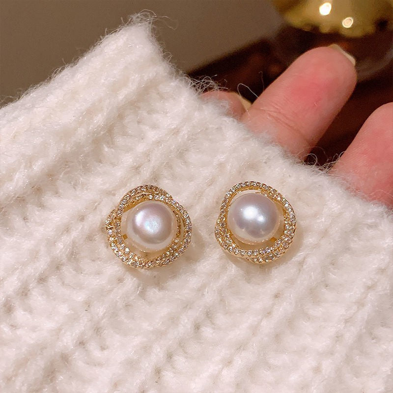 Orecchini da donna vintage eleganti a forma di stella geometrica con perle simulate e zirconi, perni in acciaio placcato