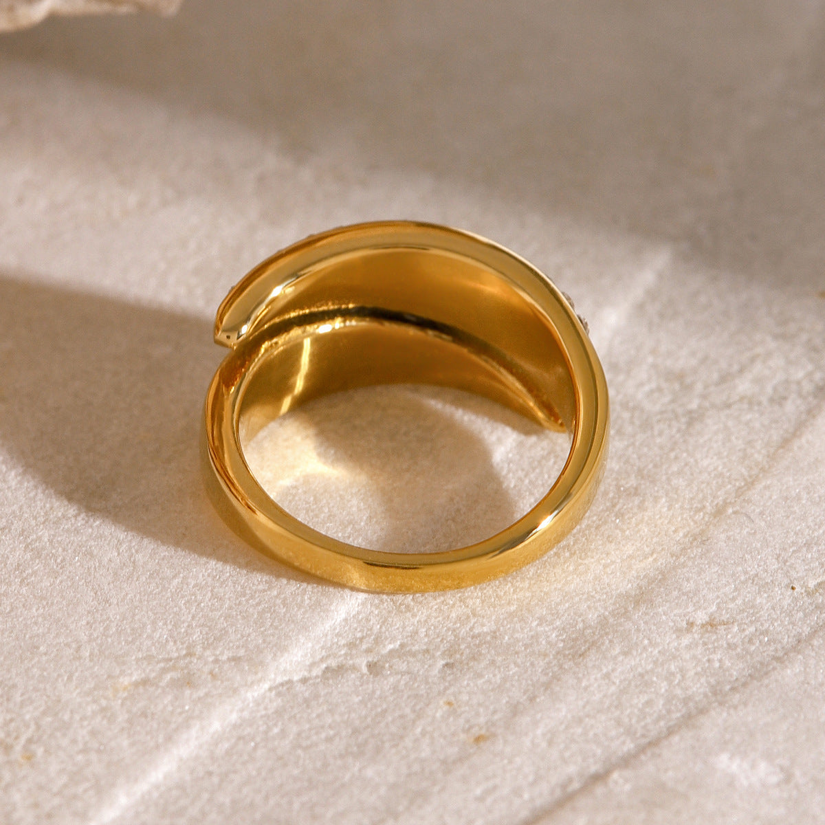 Anello geometrico in acciaio inossidabile con strass e finitura galvanica, gioiello da donna alla moda e per il pendolarismo