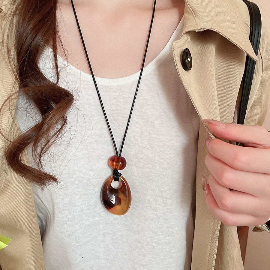 Collana con ciondolo geometrico in acrilico stile retrò da donna con charm in lega, fatta a mano, catena a strati alla moda minimalista