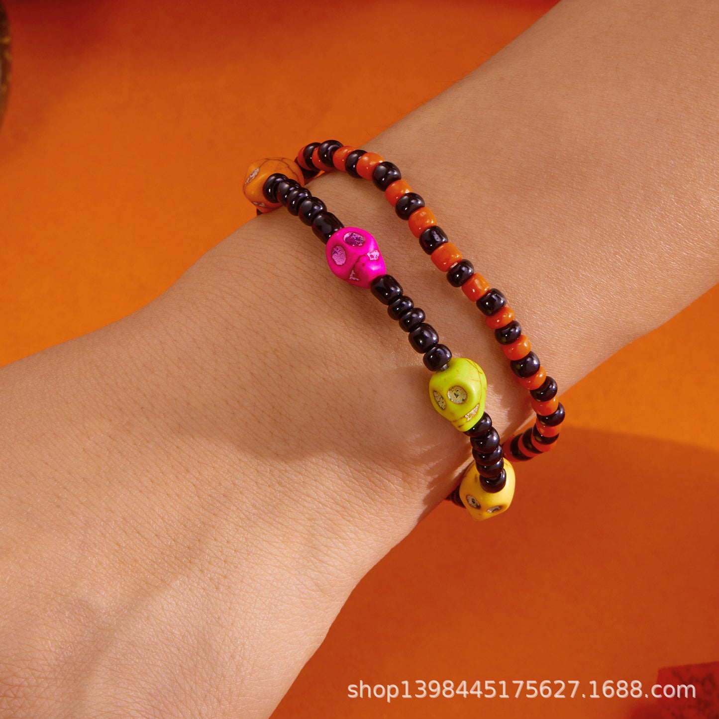 Set di braccialetti elastici da donna con perline geometriche in resina e ciondoli a forma di teschio, stile casual