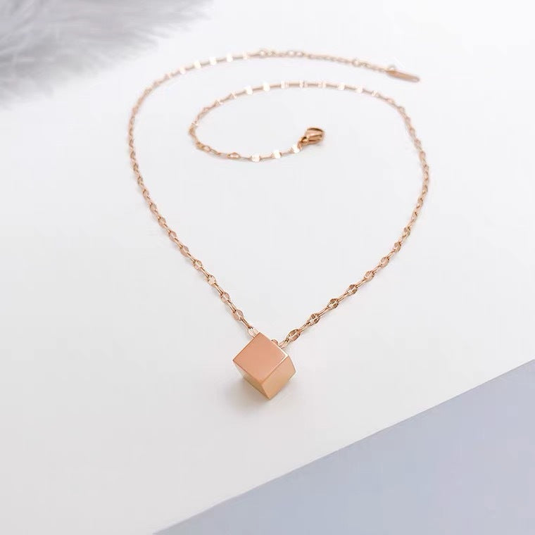 Collana a sospensione geometrica quadrata minimalista da donna in acciaio al titanio con catena a serpente placcata in oro