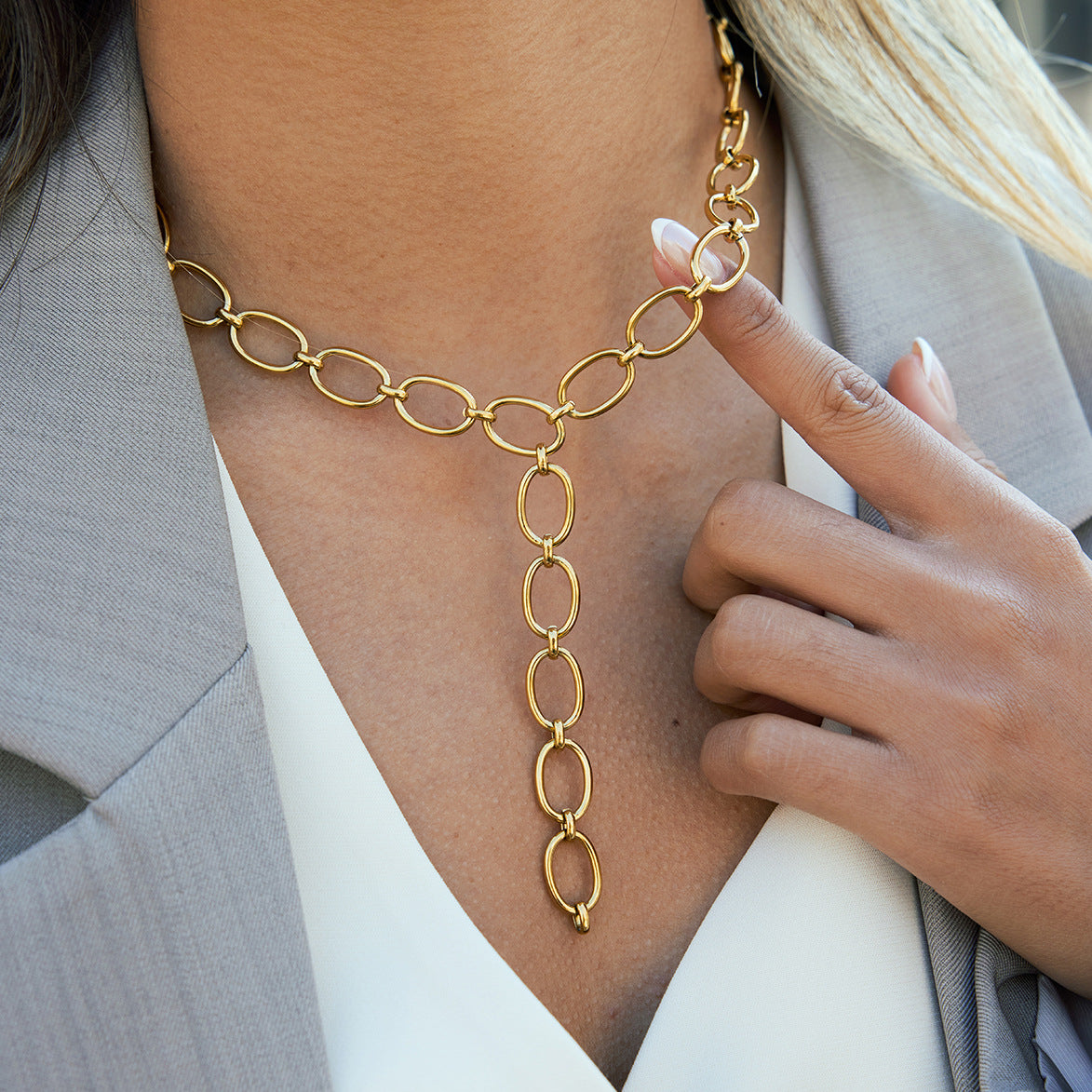 Collana con Pendente Geometrico Minimalista in Acciaio al Titanio con Placcatura PVD in Oro 18K da Donna