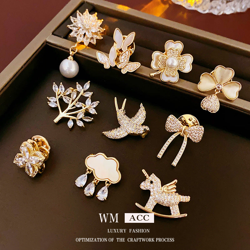 Vintage Style Animal Brooch in Alloy with Gold Plating for Women, Heart and Bowknot Shape, Lightweight Luxury Fashion Accessory