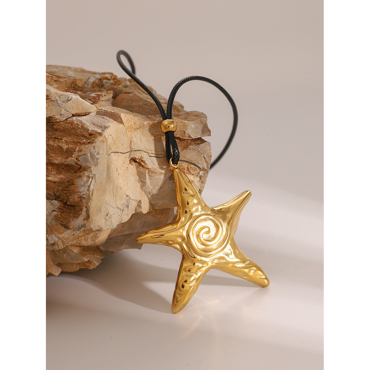Collana con Ciondolo a Stella in Acciaio Inossidabile Placcato Oro 18 carati Stile Retrò Ins con Cordino in Cera Nera