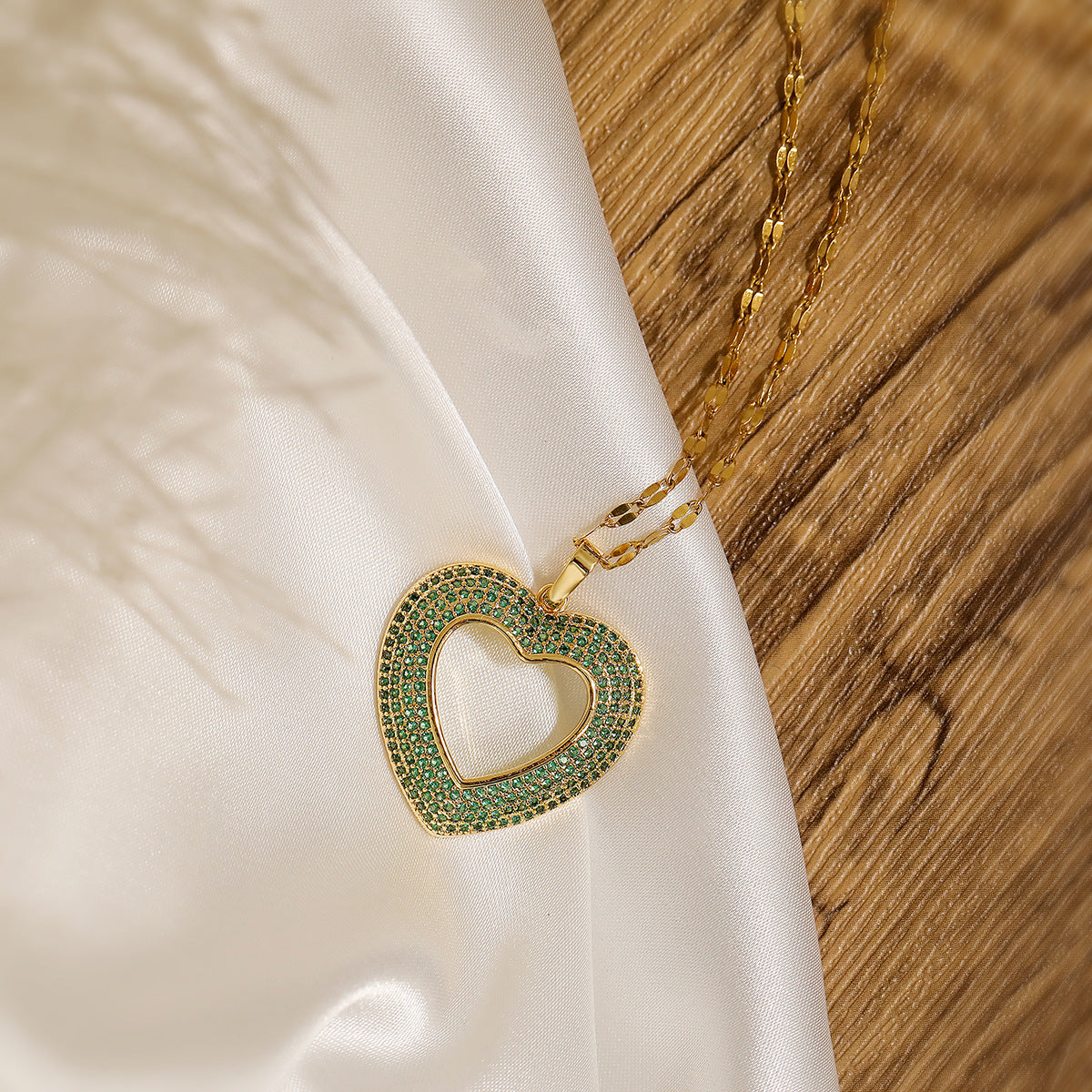 Collana girocollo minimalista da donna con ciondolo a forma di cuore in zirconia e catenina in rame placcato oro 18 carati