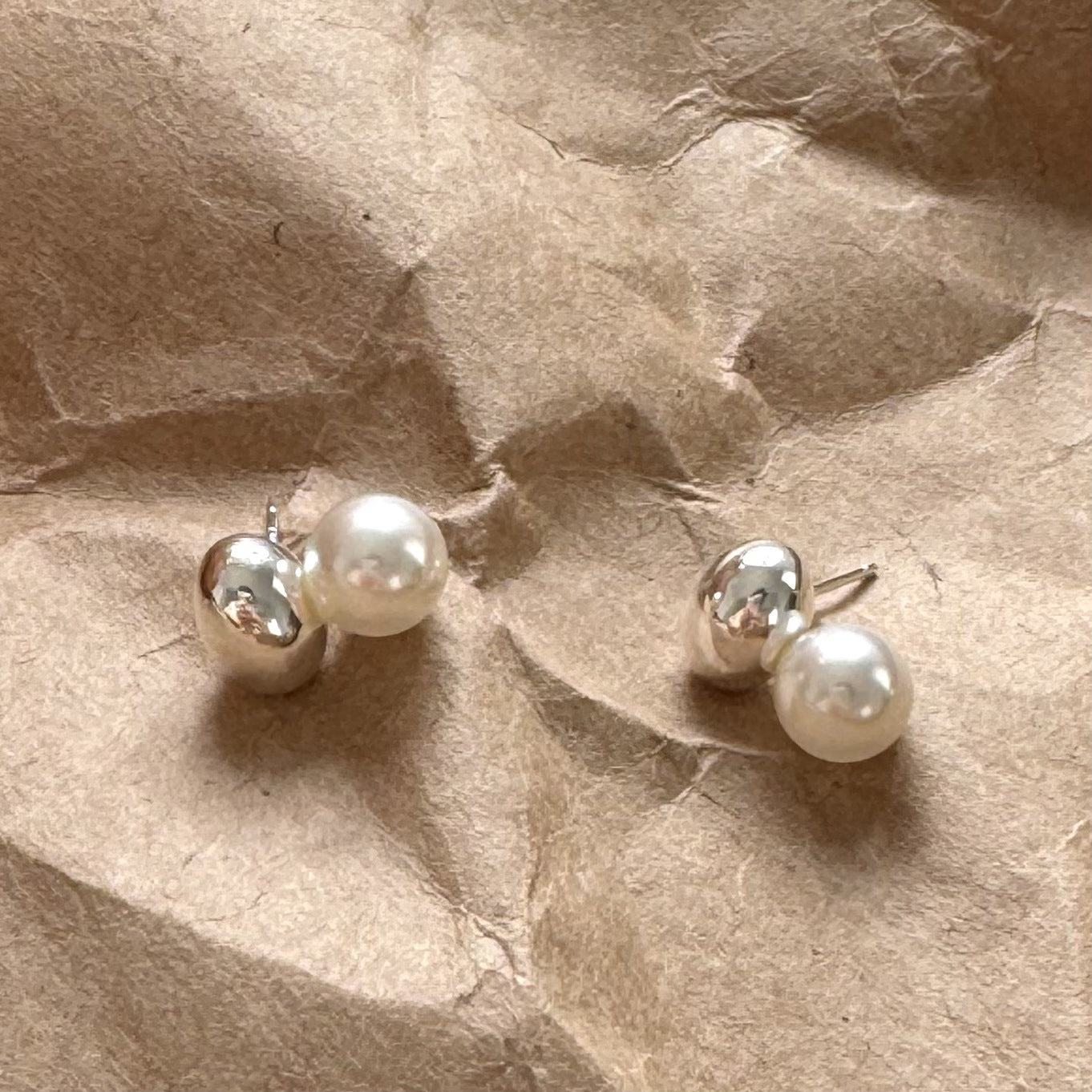 Pendientes Minimalistas Dulces de Plata Esterlina 925 Geométricos con Letras y Perlas de Concha Bañados en Oro