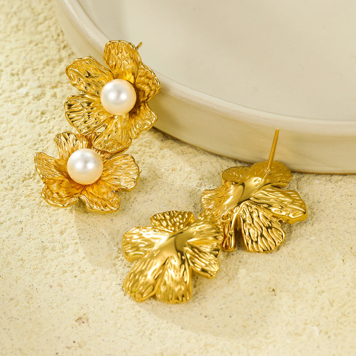 Vintage Style Petal-Shaped Stainless Steel Stud Earrings with Pearl Inlay and Textured Fringe Detail