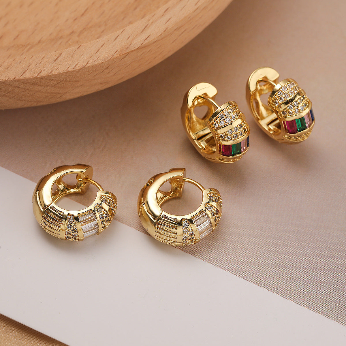 Orecchini Minimalisti Geometrici in Rame Placcato Oro con Zirconi per Donna