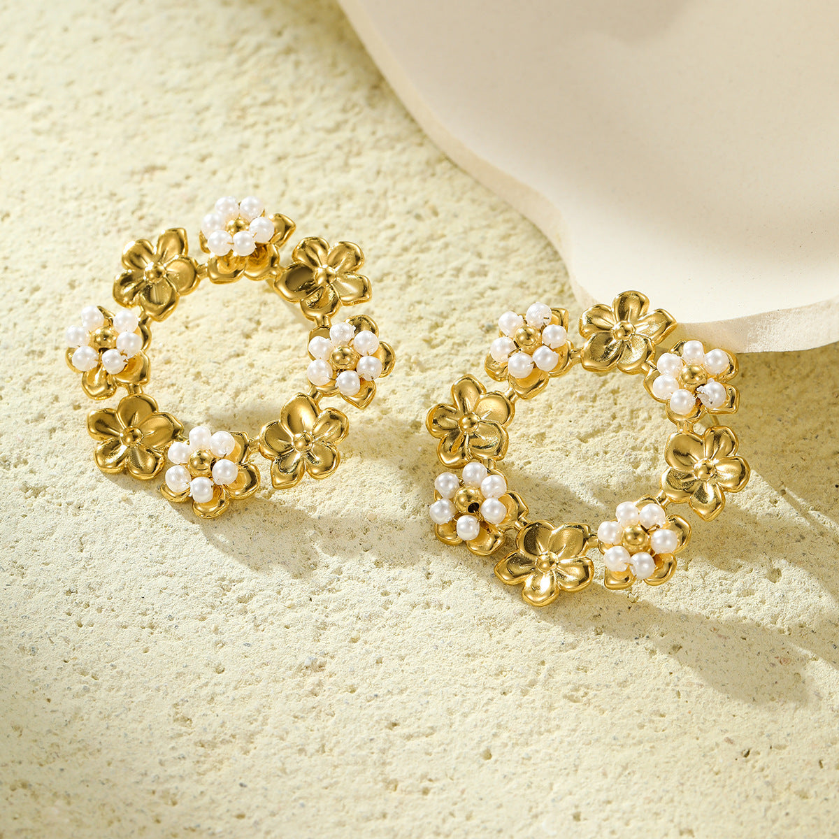 Pendientes de perlas y flores de estilo vintage con baño de oro de 18 quilates en acero inoxidable