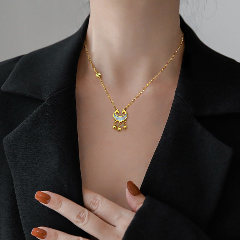 Collar con colgante geométrico estilo dibujo animado para mujer, hecho de acero de titanio con chapado en oro e incrustaciones de nácar