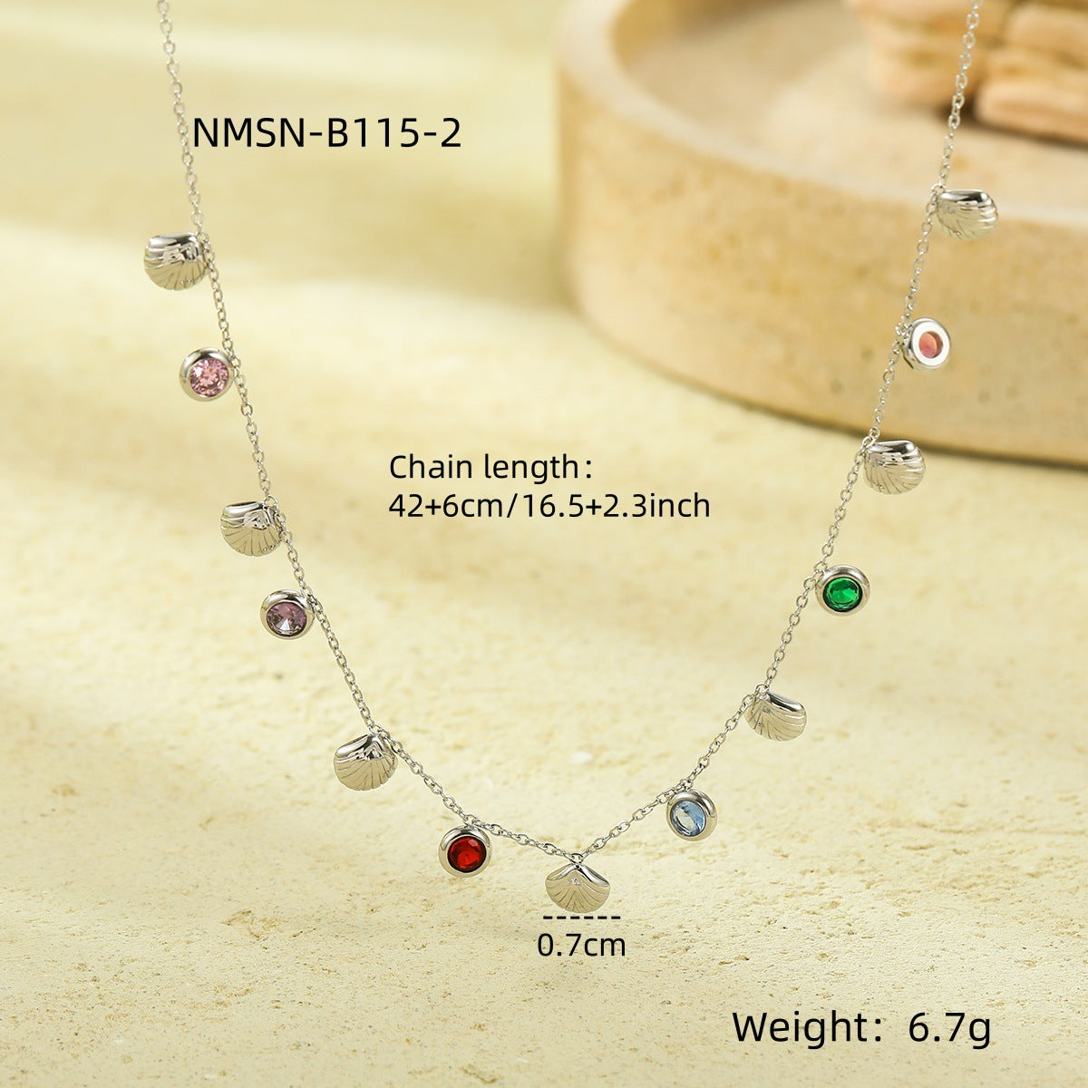 Collana da Donna Minimalista con Ciondolo a Conchiglia, Inlay in Zirconi Colorati e Catena a Serpente in Acciaio Inossidabile