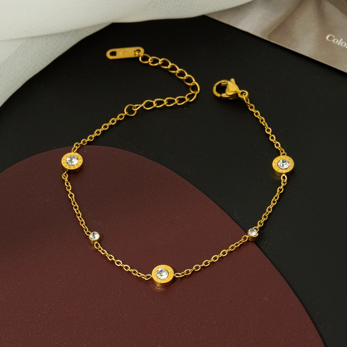 Bracciale Minimalista da Donna in Acciaio al Titanio con Lettere Romane, Intarsio di Strass e Placcatura in Oro 18K
