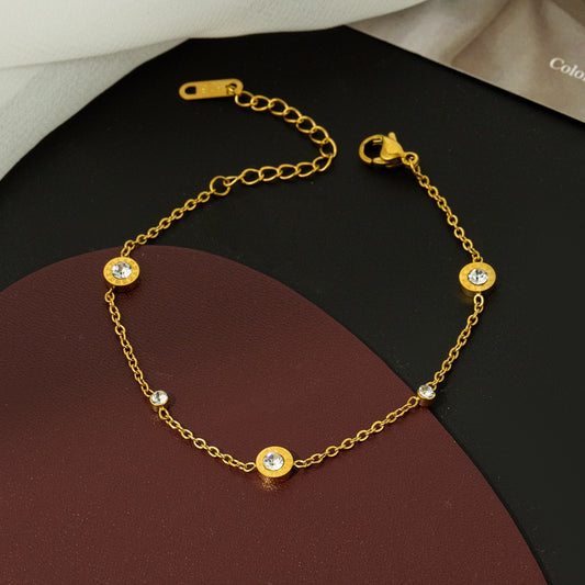 Bracciale Minimalista da Donna in Acciaio al Titanio con Lettere Romane, Intarsio di Strass e Placcatura in Oro 18K